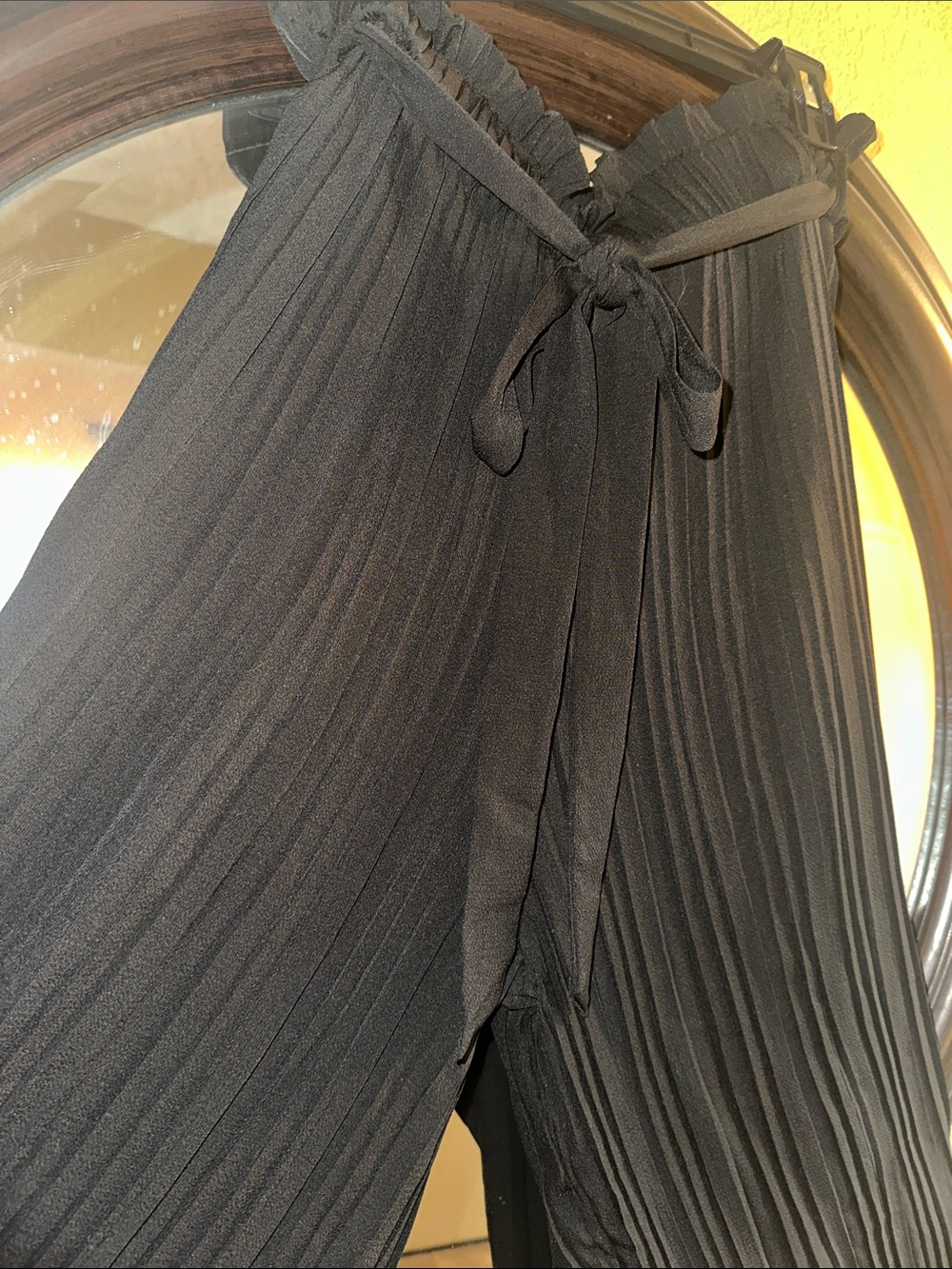 Black Pleated Wide-Leg Tie-Waist Pants - Picture 3 of 7